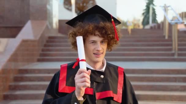 Αστεία Κοκκινομάλλα Απόφοιτος Διορθώνει Χτένισμα Ένα Δίπλωμα — Αρχείο Βίντεο