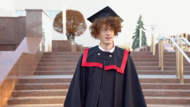 Egy Fiatal Göndör Vicces Diplomás Mesterek Palástjában Akinek Mesteri Ruhája — Stock videók