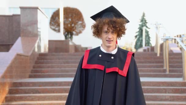 Joven Curly Divertido Graduado Másteres Manto Regocija Completar Sus Estudios — Vídeo de stock