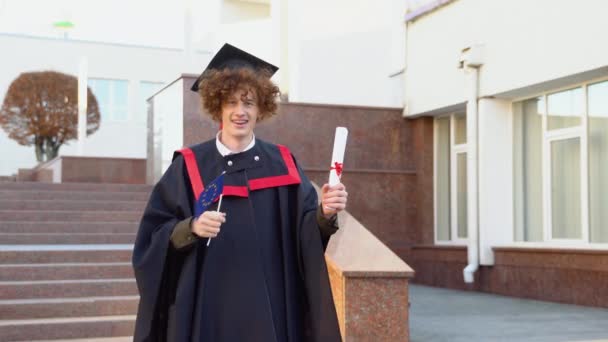 Joven Graduado Rizado Divertido Manto Maestros Tiene Diploma Completar Sus — Vídeo de stock