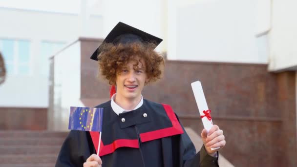 Curly Graduado Divertido Manto Maestros Tiene Diploma Finalización Sus Estudios — Vídeos de Stock
