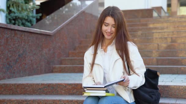 Jovem Estudante Senta Nas Escadas Livros Campus Universitário — Vídeo de Stock