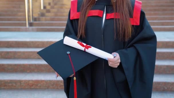 高等教育に関する修士帽子と卒業証書は女性の卒業生の手にあります — ストック動画