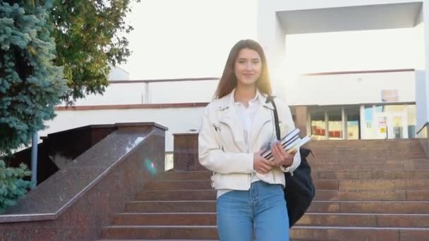 Студент Молодої Дівчини Йде Сходах Біля Будівлі Університету Офісу Тримайте — стокове відео