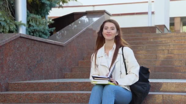 Chica Estudiante Feliz Posando Con Mochila Sosteniendo Libros Sonriendo Mirando — Vídeos de Stock