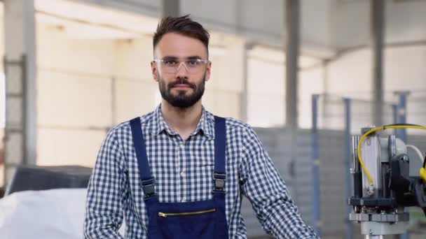 Munkás Portréja Gyárban Fiatal Férfi Védőszemüvegben Gyárban Dolgozik — Stock videók