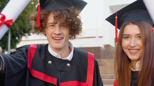 アンフィールドの2人の陽気な卒業生がカメラに微笑む — ストック動画