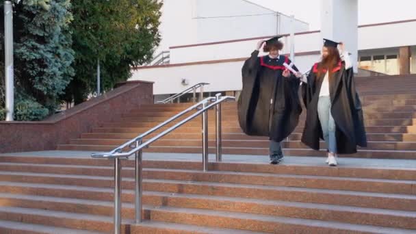 Cara Menina Graduados Magistratura São Fáceis Alegremente Descendo Com Diplomas — Vídeo de Stock