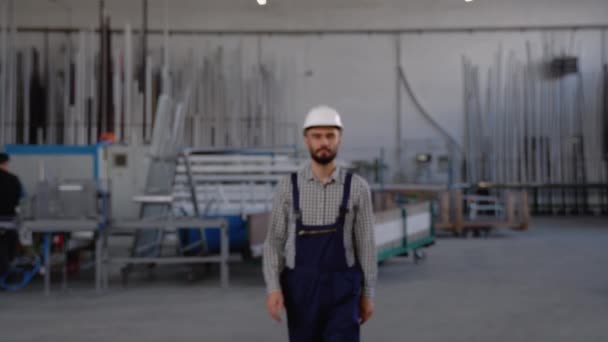 Trabajador Profesional Industria Pesada Que Usa Uniforme Seguridad Que Viene — Vídeos de Stock