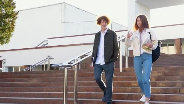 Twee Stijlvolle Studenten Lopen Vlak Bij Campus Glimlachen Vriendelijke Blanke — Stockvideo