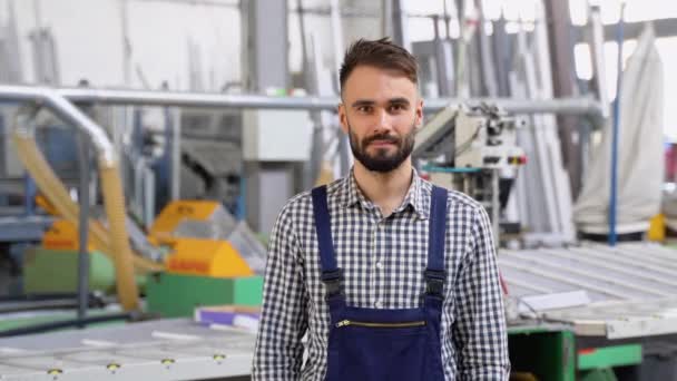 Cintura Até Retrato Trabalhador Fábrica Barbudo Usando Chapéu Duro Olhando — Vídeo de Stock