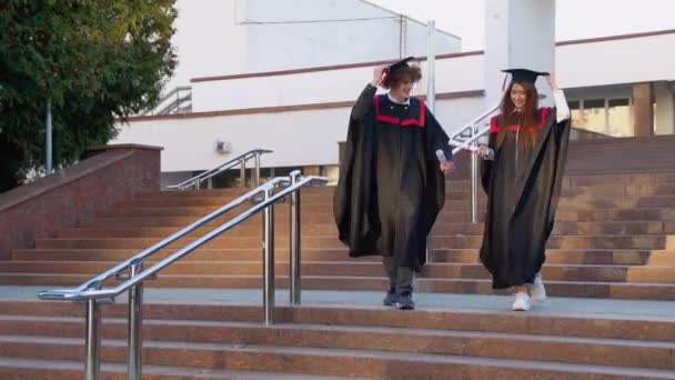 Fiú Lány Diplomások Mester Diplomát Könnyű Vidáman Menekül Lépcsőn Diplomák — Stock videók