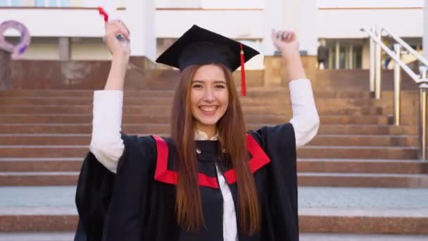 Feliz Satisfecha Con Éxito Estudio Graduado Universidad Encuentra Manto Maestro — Vídeos de Stock