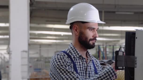 Trabajador Profesional Ingeniería Industria Pesada Que Usa Uniforme Seguridad Sombrero — Vídeo de stock