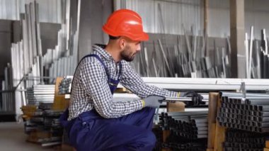 fabrika işçisi metal profil ölçer