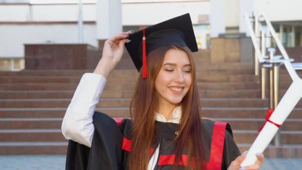 Gülümseyen Kızıl Saçlı Kıvırcık Kız Elinde Bir Şapka Diplomayla Üstat — Stok video