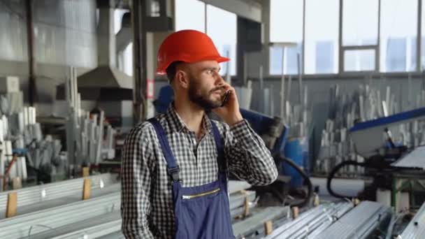 Telefonu Mluví Mladý Dělník Helmě Velké Kovodělné Továrně Profesionální Pracovník — Stock video