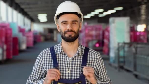 安全制服とヘルメットを身に着けているプロの倉庫労働者の肖像 — ストック動画