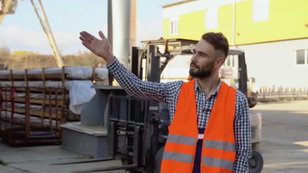 Komoly Egyenruhás Menedzser Aki Utasításokat Ipari Raktár Dolgozóinak Rakodó Hátterében — Stock videók