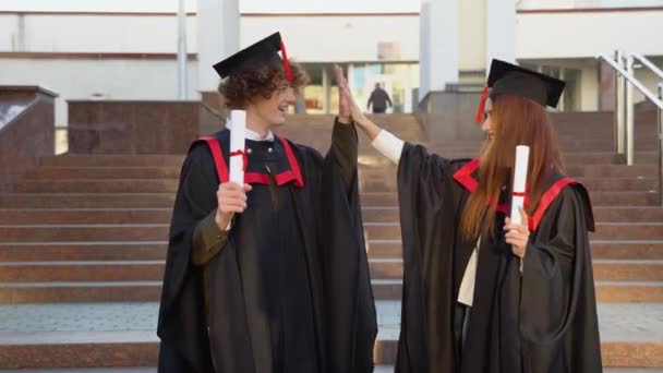 Cara Menina Graduados Grau Mestrado Fazer Gesto Com Diplomas Suas — Vídeo de Stock