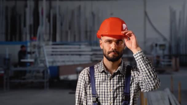 Muž Pracující Výrobní Lince Pracovník Továrny — Stock video