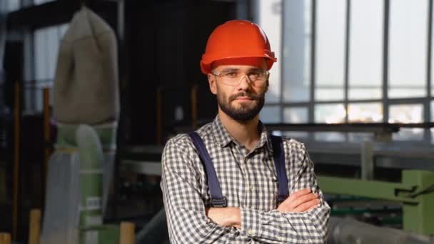 Retrato Del Trabajador Fábrica Joven Con Gafas Protectoras Trabajando Fábrica — Vídeos de Stock
