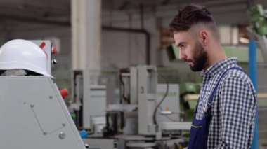 Endüstriyel programcı dizüstü bilgisayarla kontrol kutusu durumunu kontrol ediyor