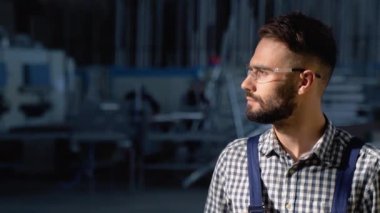 El işçisinin portresi endüstri fabrikasında kendine güvenen bir şekilde duruyor..