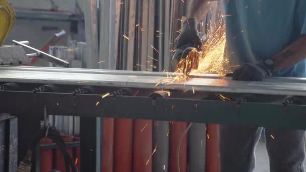 Açısal Öğütme Makinesi Metal Boru Kullanan Bir Endüstriyel Işçiyle Birlikte — Stok video
