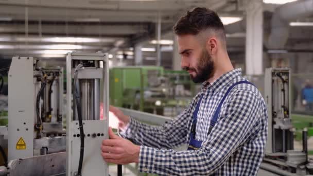 微笑的工业专家站在一个金属建筑制造业 聪明的工厂工人在工厂车间使用机器 工业和工程概念 — 图库视频影像