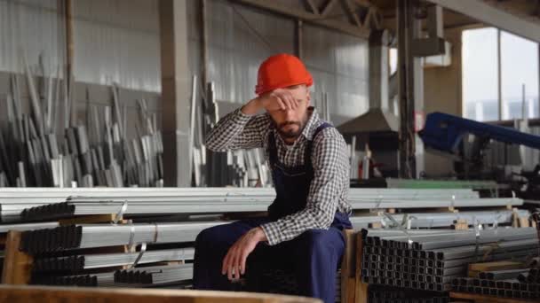 Κουρασμένος Εργάτης Κράνος Ένα Μεγάλο Εργοστάσιο Μεταλλουργίας — Αρχείο Βίντεο