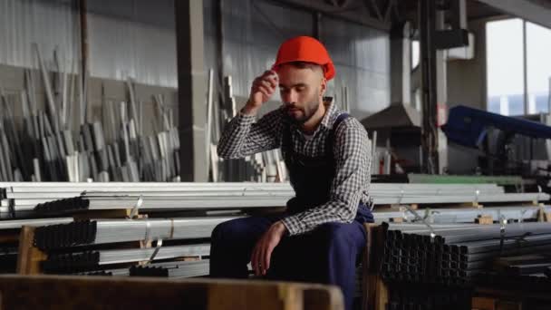Ung Arbetare Hjälm Stor Metallfabrik Skiftman Det Färdiga Produktlagret — Stockvideo