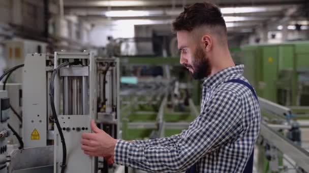 Smart Factory Worker Using Machine Factory Workshop Industry Engineering Concept — Stock Video