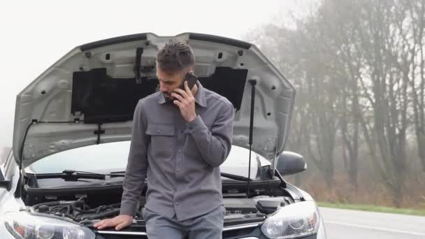 Boze Man Sta Voor Een Kapotte Auto Roep Assistentie — Stockvideo
