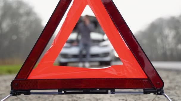 Droga Stronie Trójkąt Ostrzegawczy Ostrzeżenie Nadjeżdżające Pojazdy Podziale Samochód Człowiekiem — Wideo stockowe