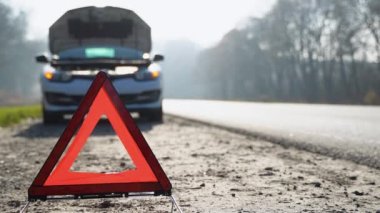 Sorunlu araba ve diğer yol kullanıcılarını uyarmak için kırmızı üçgen.