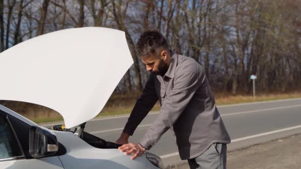 Mężczyzna Naprawia Samochód Środku Autostrady — Wideo stockowe