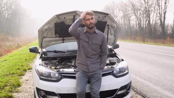 Egy Szerencsétlen Sofőr Sokkos Állapotban Van Egy Törött Autó Közelében — Stock videók