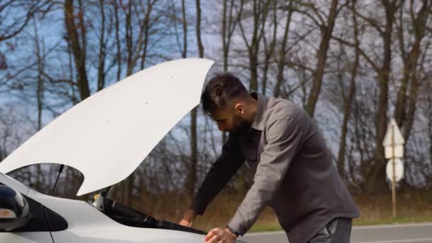 Een Man Repareert Auto Midden Snelweg — Stockvideo