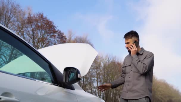 Droevige Bestuurder Belt Auto Service Met Motorprobleem Staan Buurt Van — Stockvideo