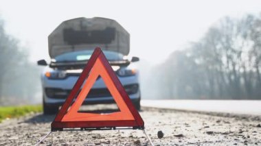 Sorunlu araba ve diğer yol kullanıcılarını uyarmak için kırmızı üçgen