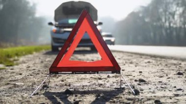 Sorunlu araba ve diğer yol kullanıcılarını uyarmak için kırmızı üçgen.