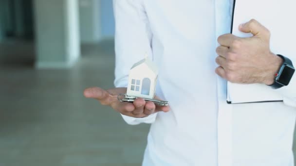 Sprzedawca Nieruchomości Trzymający Ręku Model Białego Domu Klucz Domu Pojęcie — Wideo stockowe