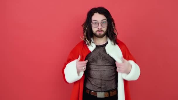 Muž Oblečený Jako Santa Claus Pestrobarevnou Vlajkou — Stock video