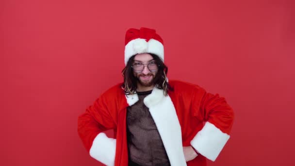 一个红色背景的同性恋男子的画像 穿圣诞老人西服的同志 — 图库视频影像