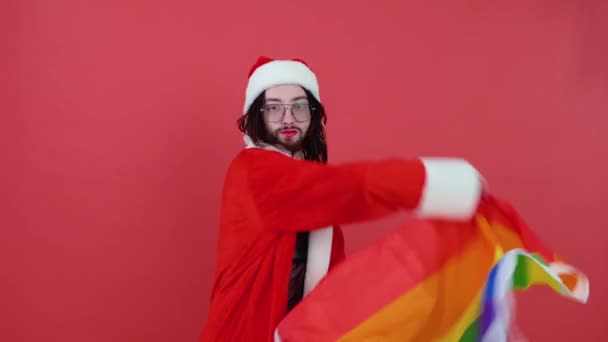 Pria Berpakaian Seperti Santa Claus Memegang Bendera Berwarna Warni — Stok Video
