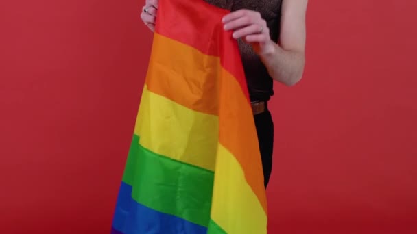 虹色の旗 Lgbt リストバンド ブレスレット青の背景に女性の手に プライドのコンセプトです 同性愛者の愛の投票 — ストック動画