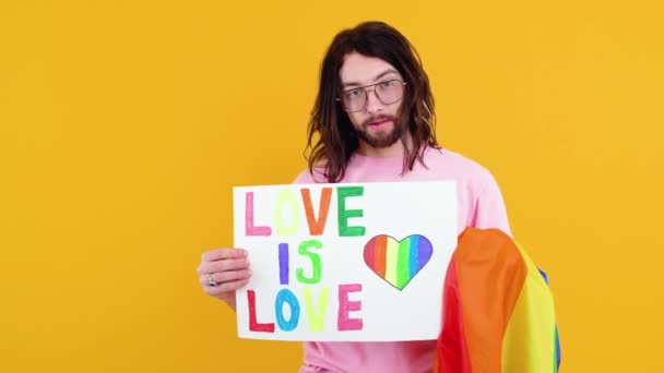 Giovane Transessuale Transgender Uomo Possesso Carta Con Amore Messaggio Amore — Video Stock