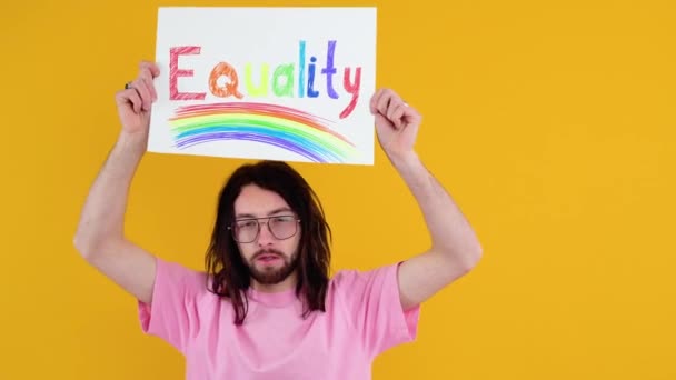 Ung Transsexuell Transsexuell Man Som Håller Papper Med Jämställdhetsbudskap Tvivel — Stockvideo