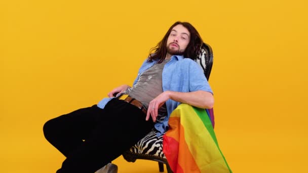 티셔츠를 입은게 남성은 색상의 깃발이 의자에 다양성 자유의 — 비디오